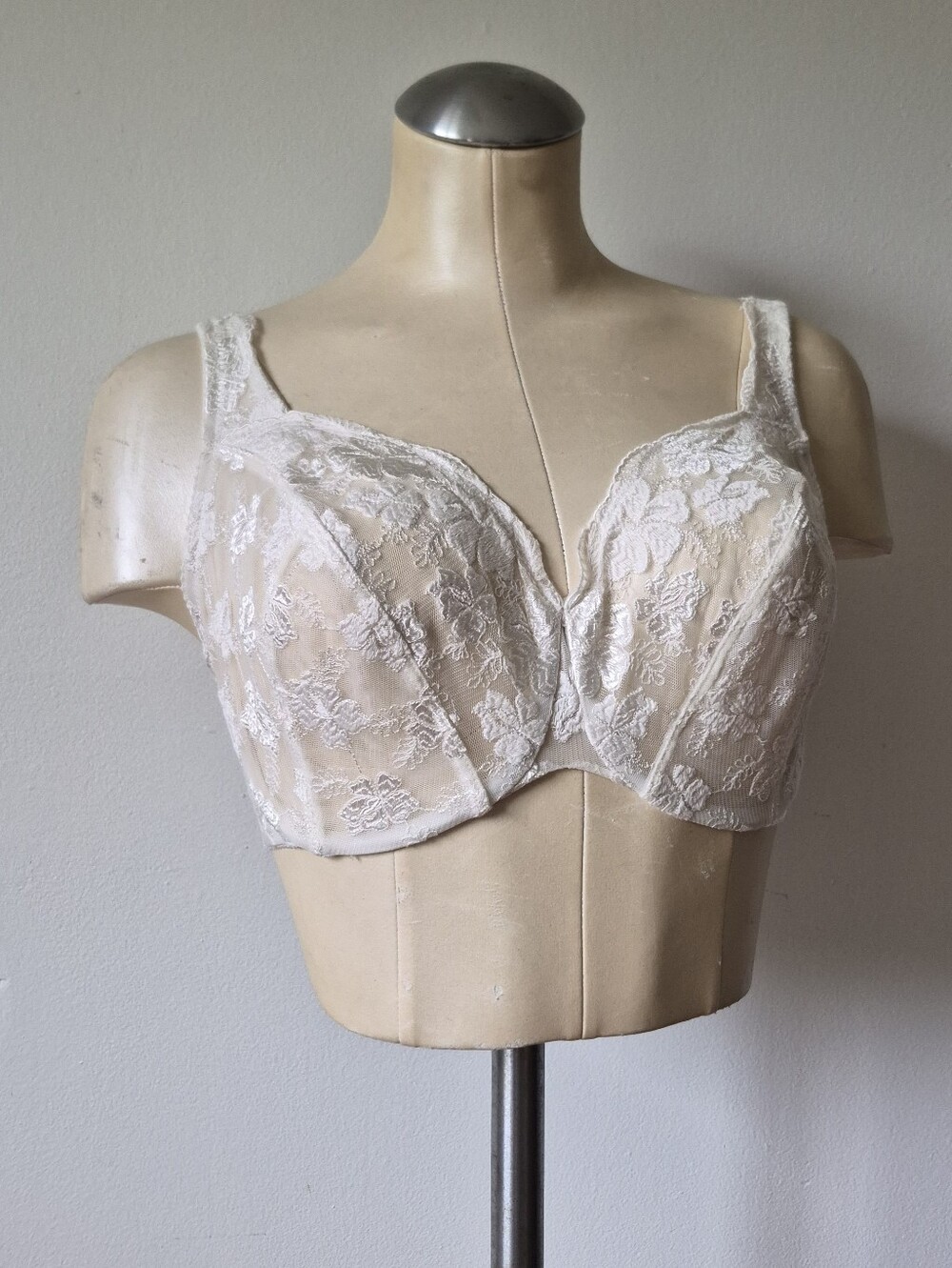Vintage Wacoal Capucine Bra, Style 85139, Sheer Floral Embroidered Lace 34DDD